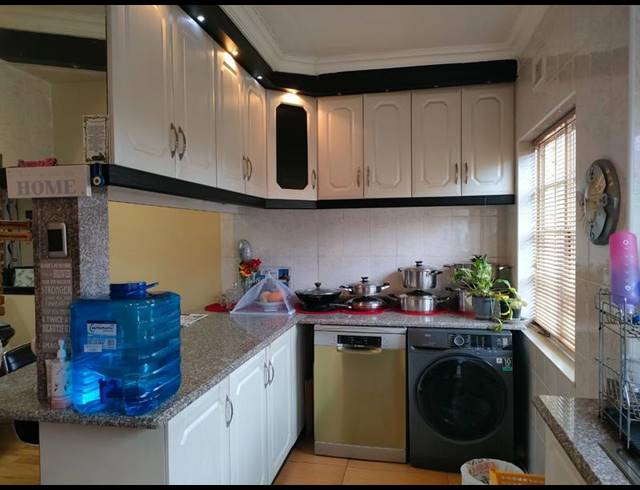 3 BEDROOM TOWNHOUSE FOR SALE IN ESCOMBE